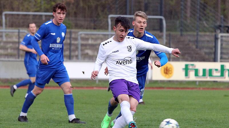 Durfte erstmals in der Startelf ran: der 18-j&auml;hrige Nico Baumgartl (am Ball). Im Bayernliga-Nachholspiel gegen den W&uuml;rzburger FV behielt der FC Eintracht Bamberg am Mittwochabend mit 1:0 die Oberhand.