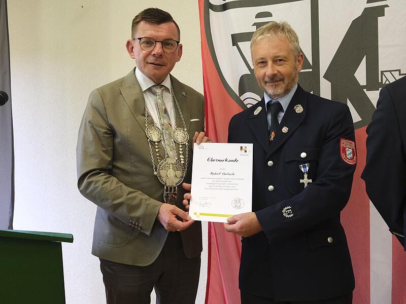 Robert Gerlach (rechts) erhielt das Ehrenkreuz in Bronze des Deutschen Feuerwehrverbandes.