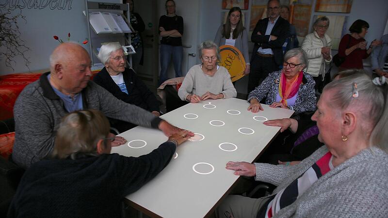 Das Lieblingsspiel der Bewohner an der Tovertafel ist &bdquo;Fang den Maulwurf&ldquo;. Er wird mit den H&auml;nden gesucht.