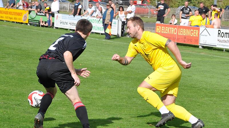 Hiltpolsteins Lukas M&uuml;ller (Nr. 2) versucht Felix Grembler (Kirchenbirkig) an der Strafraumkante zu stellen.Forchheim & Fr&auml;nkische Schweiz