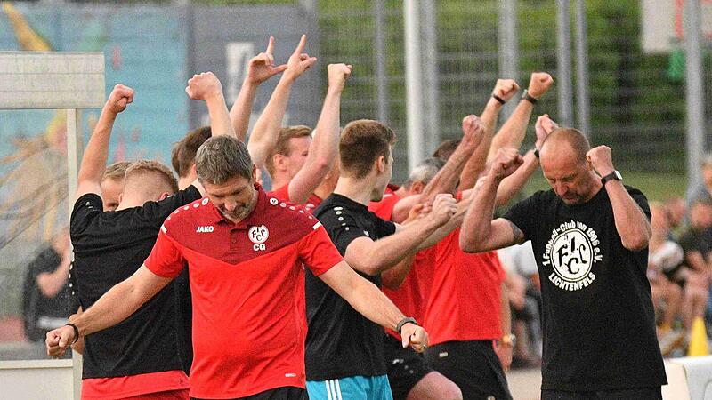 Die Lichtenfelser um die Trainer Christian Goller (links) und Oliver M&uuml;ller (rechts) durften in der Schlussphase bei der FT Schweinfurt das 1:1 bejublen.