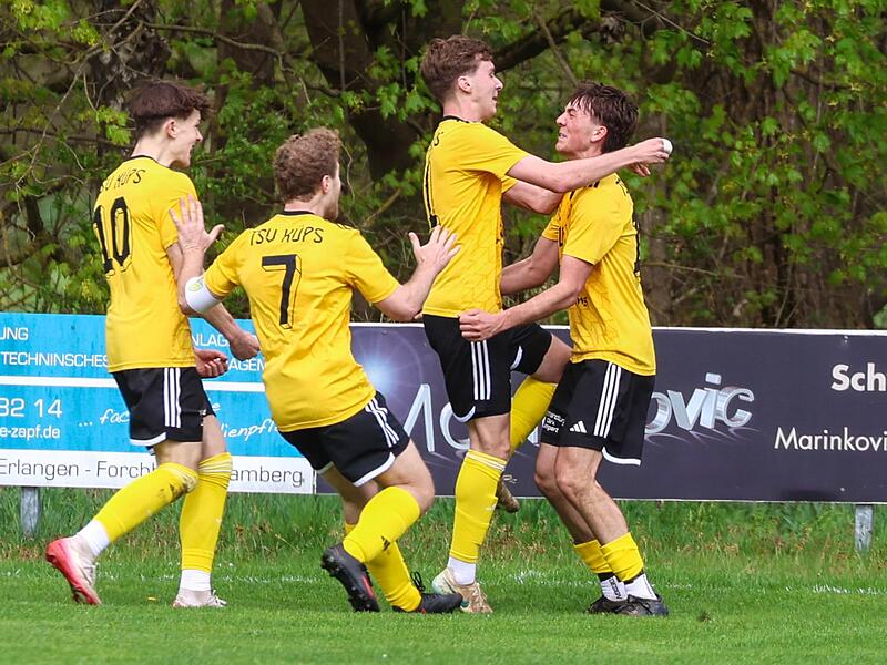 Vor der Halbzeit gibt es f&uuml;r die K&uuml;pser Grund zum Jubeln: Sie haben nach einem R&uuml;ckstand gegen Stockheim das Spiel gedreht. &ndash; und es schlie&szlig;lich sogar gewonnen.