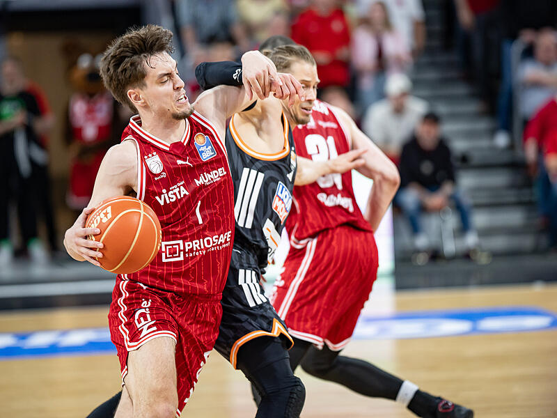 Der Bamberger Guard Zach Ensminger setzt sich gegen den aggressiv verteidigenden Tommy Klepeisz zur Wehr.