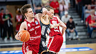 Der Bamberger Guard Zach Ensminger setzt sich gegen den aggressiv verteidigenden Tommy Klepeisz zur Wehr.