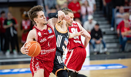 Der Bamberger Guard Zach Ensminger setzt sich gegen den aggressiv verteidigenden Tommy Klepeisz zur Wehr.
