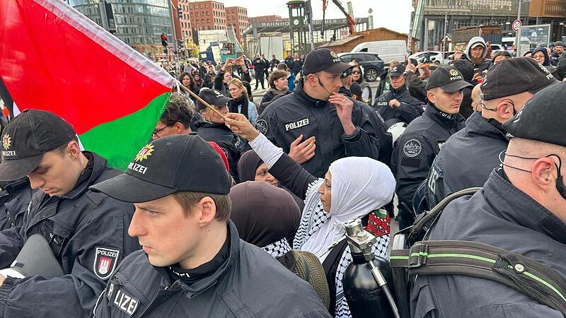 Polizisten umringten am Potsdamer Platz Teilnehmerinnen einer pro-pal&auml;stinensischen Demonstration unter dem Titel &bdquo;Frieden im Nahen Osten&ldquo;, die zuvor verboten worden war.