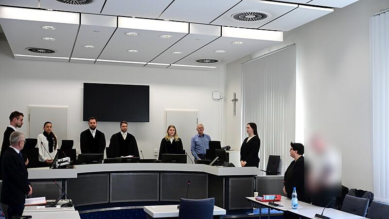 Landgericht Bamberg Überfall auf Tankstelle und Lottogeschäft in Hirschaid Die Dritte Strafkammer mit den Richtern Tim Baum, Markus Reznik (Vorsitz) und Christiane Hanslbauer