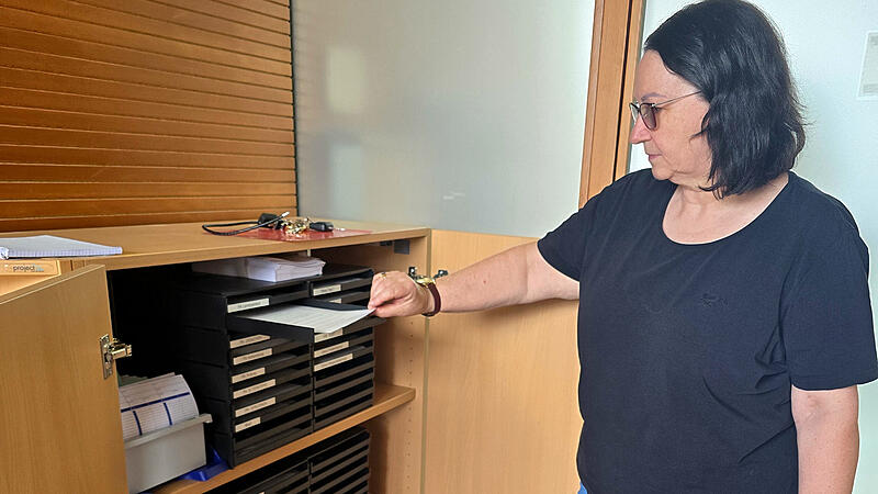 Elisabeth Kr&ouml;ger in ihrem Sprechzimmer am Rollschrank, in dem alle Unterlagen &uuml;ber ihre hilfesuchenden Klienten eingeordnet sind.