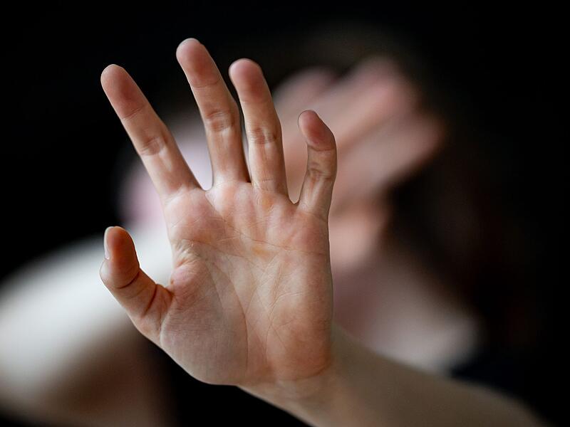 Eine Tochter traktiert ihre Mutter so sehr, dass sie in Lebensgefahr schwebt. Jetzt musste sie sich vor Gericht verantworten. (Symbolbild)