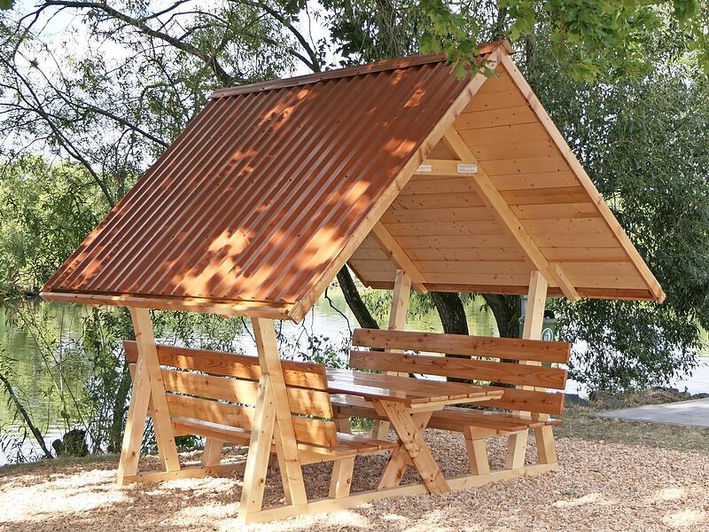 Mehr Zeit zum Ausspannen: An einer der Stationen des Meezeit-Projekts steht direkt am Main eine neue Sitzgelegenheit mit Überdachung.