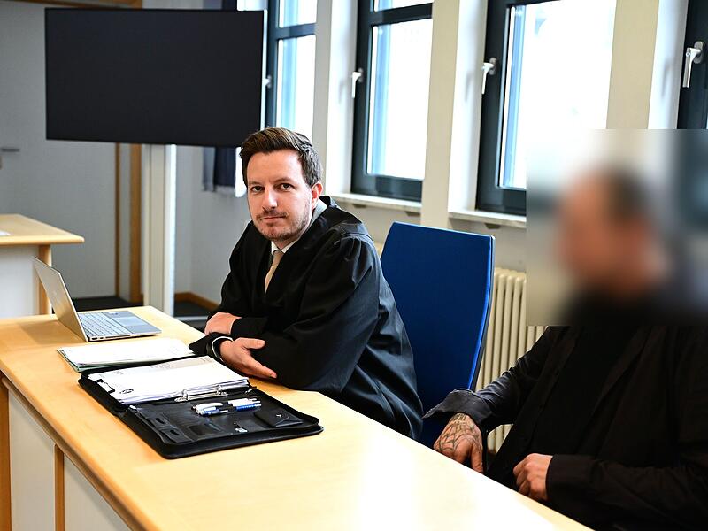 Amtsgericht Bamberg Einbruch Studentenwohnheim Diebstahl Pedelec Kellerabteil Rechtsanwalt Jörg Schwengler aus Bamberg und sein Mandant warten auf Strafrichter Matthias Bachmann