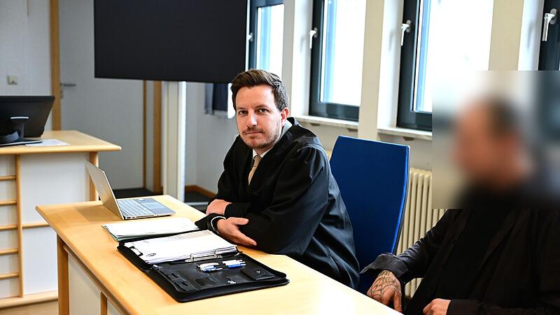 Amtsgericht Bamberg Einbruch Studentenwohnheim Diebstahl Pedelec Kellerabteil Rechtsanwalt Jörg Schwengler aus Bamberg und sein Mandant warten auf Strafrichter Matthias Bachmann