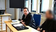 Rechtsanwalt J&ouml;rg Schwengler aus Bamberg und sein Mandant warten auf Strafrichter Matthias Bachmann