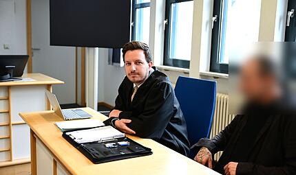 Rechtsanwalt J&ouml;rg Schwengler aus Bamberg und sein Mandant warten auf Strafrichter Matthias Bachmann