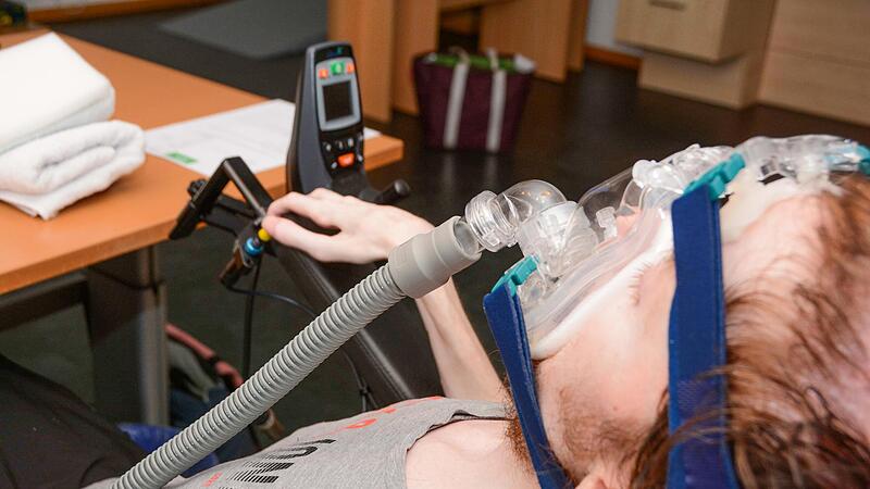 Mit der Restbeweglichkeit seines Daumens kann J&uuml;rgen Keller einen Elektrorollstuhl selbst steuern.