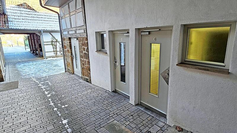 Sesam &ouml;ffnet sich nicht: Die Toiletten im &bdquo;Schumacherhaus&ldquo; in Ebern mit dem Durchgang zur etwa 150 Meter entfernten Eiswiese.