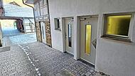 Sesam &ouml;ffnet sich nicht: Die Toiletten im &bdquo;Schumacherhaus&ldquo; in Ebern mit dem Durchgang zur etwa 150 Meter entfernten Eiswiese.