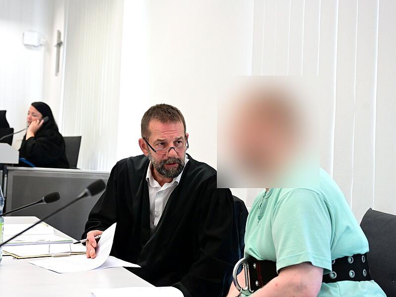 Landgericht Bamberg Versuchter Totschlag an eigener Mutter Haßberge Rechtsanwalt Andreas Dräger aus Strullendorf und der Beschuldigte im Sicherungsverfahren.