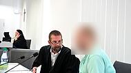 Rechtsanwalt Andreas Dr&auml;ger aus Strullendorf und der Beschuldigte im Sicherungsverfahren.