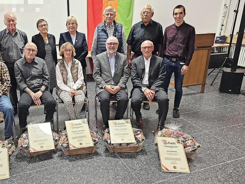 Zwölf Ehrenmitglieder hat der TVE nun: Die Neuen (vorne von links): Gerhard Fürst, Klaus Hanke, Christel Lachmann, Robert Herrmann, Edi Schneider. Hinten von links: Hannelore Müller, Karl-Heinz Krebs, Hannelore Körner, Barbara Gemeinhardt, Waldema...