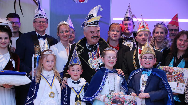 Zusammen mit den Faschingsgesellschaften aus dem Landkreis feierte Landrat Klaus Peter S&ouml;llner am Montag den Rosenmontagsempfang im Landratsamt.