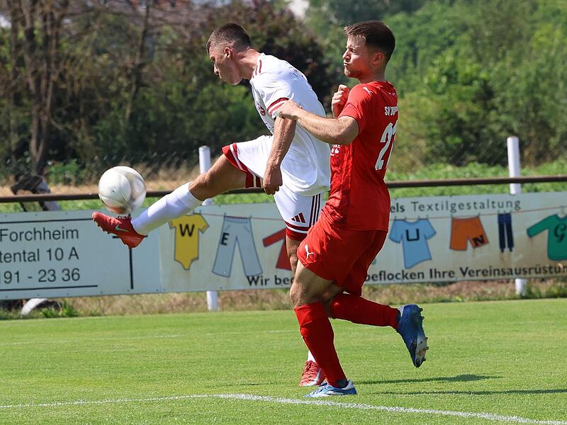Hector Barazal (r.) kommt im Duell mit dem Lichtenfelser Endrit Mehiqi einen Schritt zu spät. Am Ende teilten die Teams die Punkte.Forchheim & Fränkische Schweiz Hector Barazal (r.) kommt im Duell mit dem Lichtenfelser Endrit Mehiqi einen Schritt zu spät. Am Ende teilten die Teams die Punkte.Forchheim & Fränkische Schweiz
