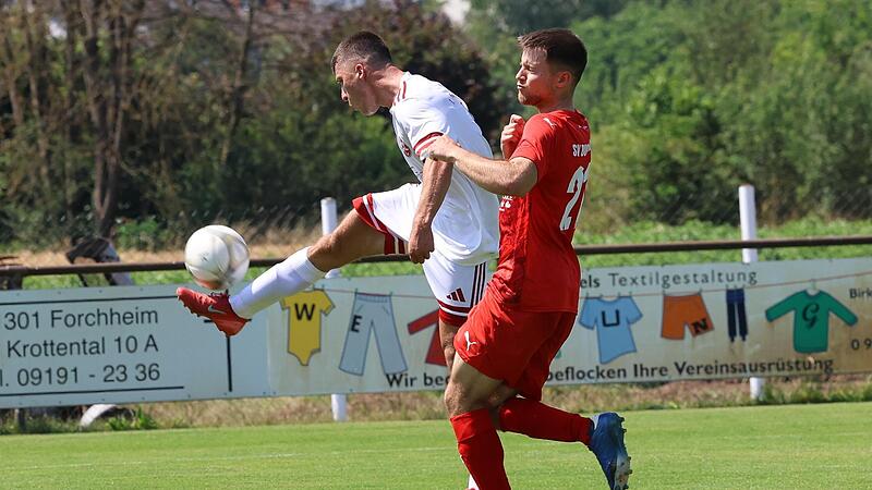 Hector Barazal (r.) kommt im Duell mit dem Lichtenfelser Endrit Mehiqi einen Schritt zu sp&auml;t. Am Ende teilten die Teams die Punkte.Forchheim & Fr&auml;nkische Schweiz
