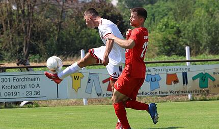Hector Barazal (r.) kommt im Duell mit dem Lichtenfelser Endrit Mehiqi einen Schritt zu sp&auml;t. Am Ende teilten die Teams die Punkte.Forchheim & Fr&auml;nkische Schweiz