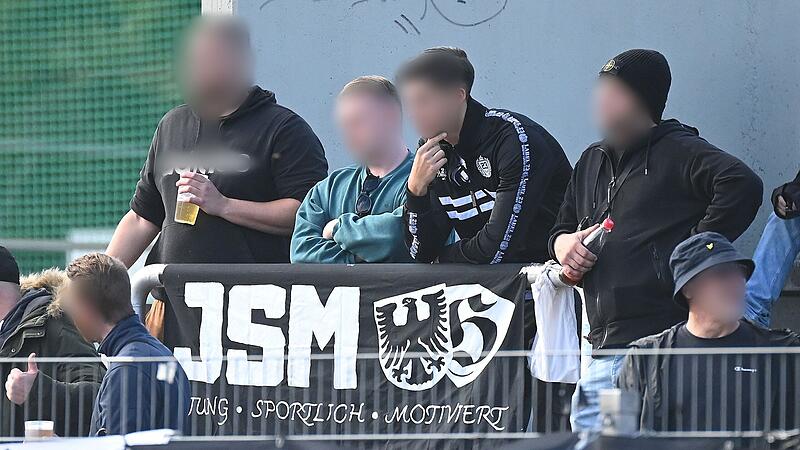 JSM - jung, sportlich, motiviert. Um dieses Transparent formiert sich im Fanblock des FC 05 Schweinfurt seit mehreren Wochen eine mutma&szlig;lich rechtsextrem motivierte Gruppe. Drei Personen haben nun Hausverbot erteilt bekommen.