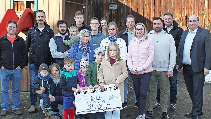 Bürgermeister Alexander Schrüfer (r.) mit Vertretern der beteiligten Vereine sowie des Kindergartens Aufseß.