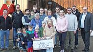 Bürgermeister Alexander Schrüfer (r.) mit Vertretern der beteiligten Vereine sowie des Kindergartens Aufseß.