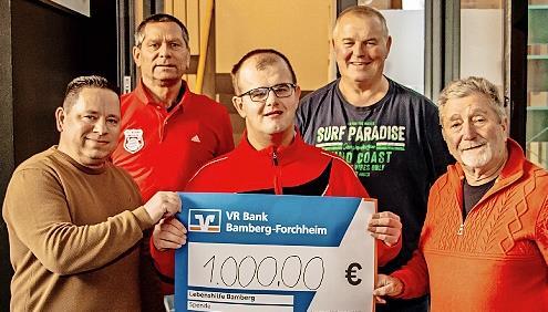 &bdquo;Hand in Hand&ldquo;-Vorsitzender G&uuml;nter Kolb (rechts) und Zweiter Vorsitzender Nick Gallenz (links) freuten sich, aus den H&auml;nden von Fanclub-Vorsitzendem Xaver Postler (Zweiter v.l.) und Vorstandsmitglied Heiner Senger (Mitte) den Scheck entgegenzunehm...