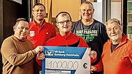 &bdquo;Hand in Hand&ldquo;-Vorsitzender G&uuml;nter Kolb (rechts) und Zweiter Vorsitzender Nick Gallenz (links) freuten sich, aus den H&auml;nden von Fanclub-Vorsitzendem Xaver Postler (Zweiter v.l.) und Vorstandsmitglied Heiner Senger (Mitte) den Scheck entgegenzunehm...