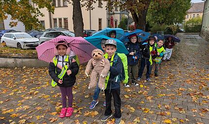 Kinder auf dem Schulweg in Münnerstadt zum Hort Die Erstklässlerinnen und Erstklässler des Horts in Münnerstadt haben gelernt, wie sie sich im Straßenverkehr verhalten müssen.