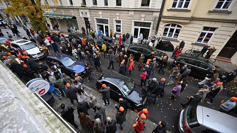 Die Münchner Lach- und Schießgesellschaft zieht um Die Münchner Lach- und Schießgesellschaft zieht um