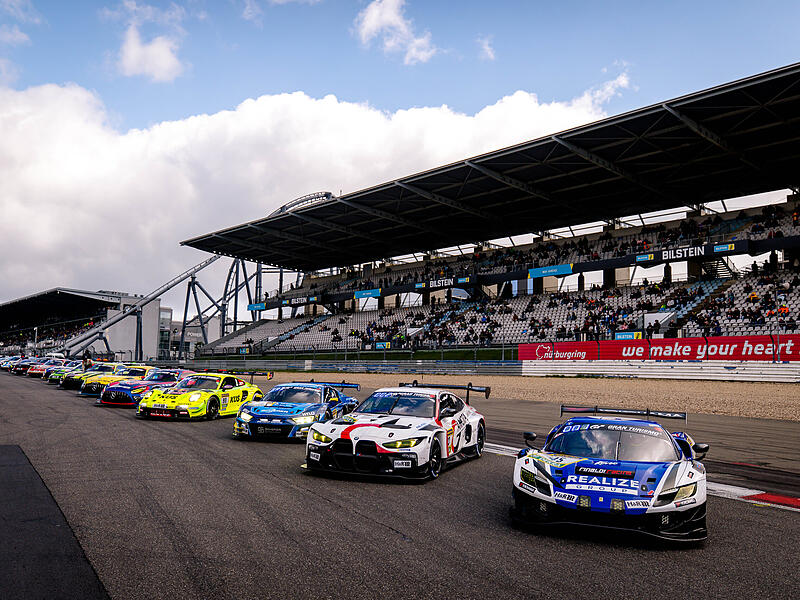 Der blaue Audi rund um Christopher Haase (an dritter Stelle) ist mittendrin: Das Starterfeld f&uuml;r die 24h N&uuml;rburgring 2026 ist proppenvoll.