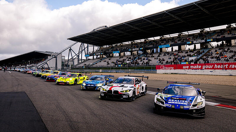 Der blaue Audi rund um Christopher Haase (an dritter Stelle) ist mittendrin: Das Starterfeld f&uuml;r die 24h N&uuml;rburgring 2026 ist proppenvoll.