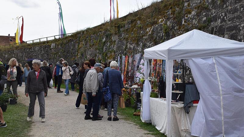 Bummeln in historischem Ambiente: Die Rosen- und Gartenmesse hat viele Highlights geboten &ndash; und viele Besucher angelockt.Viele Bilder: Die Rosenmesse auf der Festung Rosenberg bezaubert