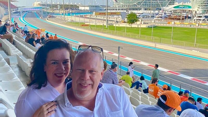 Gisela und Thomas Schlenker auf der Trib&uuml;ne des Yas Marina Circuit, wo der Gro&szlig;e Preis von Abu Dhabi ausgetragen wird. Das spannende Saisonfinale erlebten die zwei Bamberger aus n&auml;chster N&auml;he.