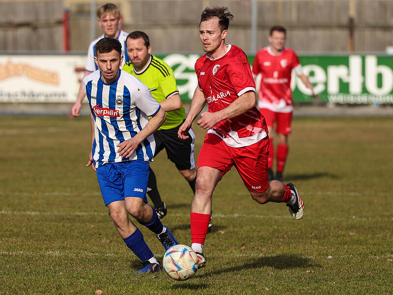 Kronachs Spielertrainer Alexander Kunz behauptet den Ball gegen den Lichtenfelser Fabius B&auml;renz.