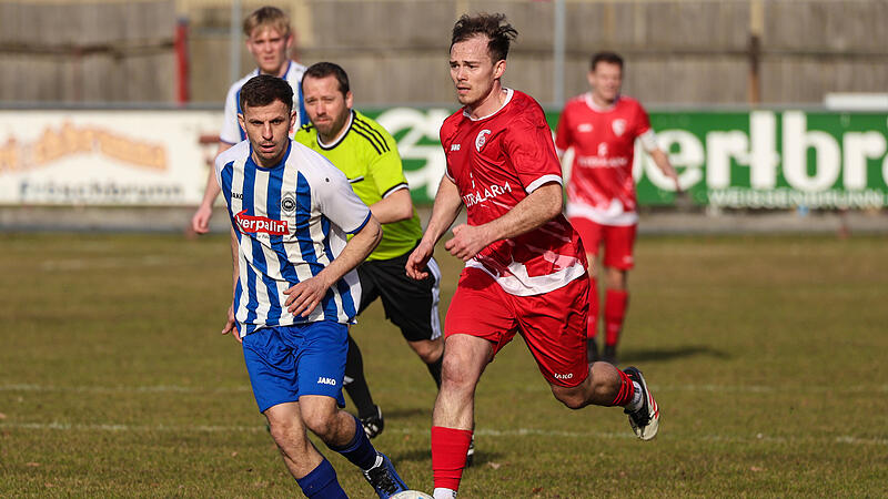 Kronachs Spielertrainer Alexander Kunz behauptet den Ball gegen den Lichtenfelser Fabius B&auml;renz.