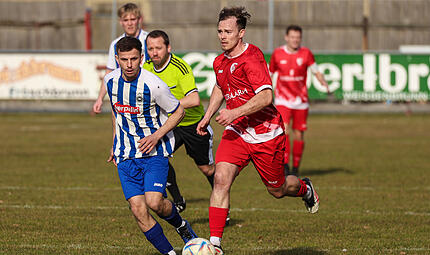 Alexander Kunz Kronachs Spielertrainer Alexander Kunz behauptet den Ball gegen den Lichtenfelser Fabius Bärenz.