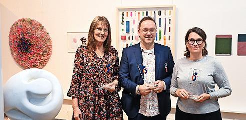 Preisträger: Nicola Schnier mit ihrer Skulptur aus Carraramarmor Beziehung I, der Konzeptkünstler Achim Weinberg, der mit Lockenwicklern arbeitet, und die konkrete Künstlerin Simone Hamann. Preisträger: Nicola Schnier mit ihrer Skulptur aus Carraramarmor Beziehung I, der Konzeptkünstler Achim Weinberg, der mit Lockenwicklern arbeitet, und die konkrete Künstlerin Simone Hamann.