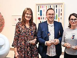 Preisträger: Nicola Schnier mit ihrer Skulptur aus Carraramarmor Beziehung I, der Konzeptkünstler Achim Weinberg, der mit Lockenwicklern arbeitet, und die konkrete Künstlerin Simone Hamann.