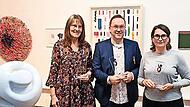 Preisträger: Nicola Schnier mit ihrer Skulptur aus Carraramarmor Beziehung I, der Konzeptkünstler Achim Weinberg, der mit Lockenwicklern arbeitet, und die konkrete Künstlerin Simone Hamann.