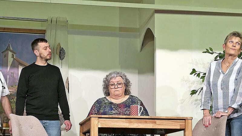 R&uuml;hrig ist die Theatergruppe Thundorf: Das Bild zeigt eine Szene aus dem 2025er-Theaterst&uuml;ck &bdquo;M&auml;nnergrippe&ldquo; mit (von links) Simon Gessner, Alfons Braun, Marius Braun, Edith M&uuml;ller, Gudrun G&ouml;bel und J&uuml;rgen Schleier.