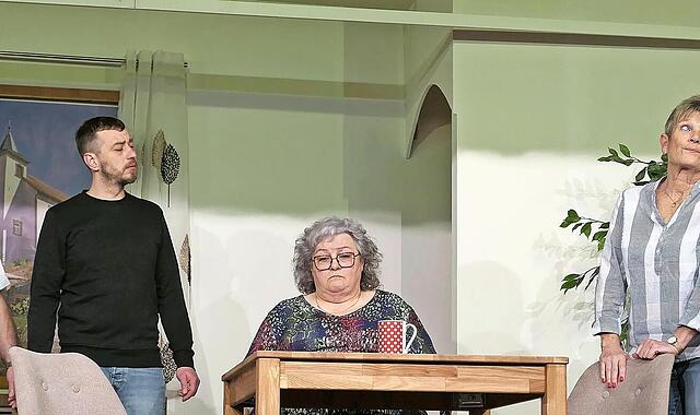Rührig ist die Theatergruppe Thundorf: Das Bild zeigt eine Szene aus dem 2025er-Theaterstück „Männergrippe“ mit (von links) Simon Gessner, Alfons Braun, Marius Braun, Edith Müller, Gudrun Göbel und Jürgen Schleier. Rührig ist die Theatergruppe Thundorf: Das Bild zeigt eine Szene aus dem 2025er-Theaterstück „Männergrippe“ mit (von links) Simon Gessner, Alfons Braun, Marius Braun, Edith Müller, Gudrun Göbel und Jürgen Schleier.