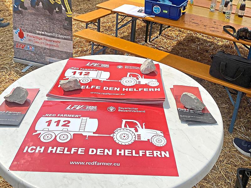 „Ich helfe den Helfern“ lautet das Motto der „Red farmer“, die dieses Motto auch plakativ zeigen. BBV/Torsten GunselmannForchheim & Fränkische Schweiz „Ich helfe den Helfern“ lautet das Motto der „Red farmer“, die dieses Motto auch plakativ in Wohlmuthshüll zeigen.