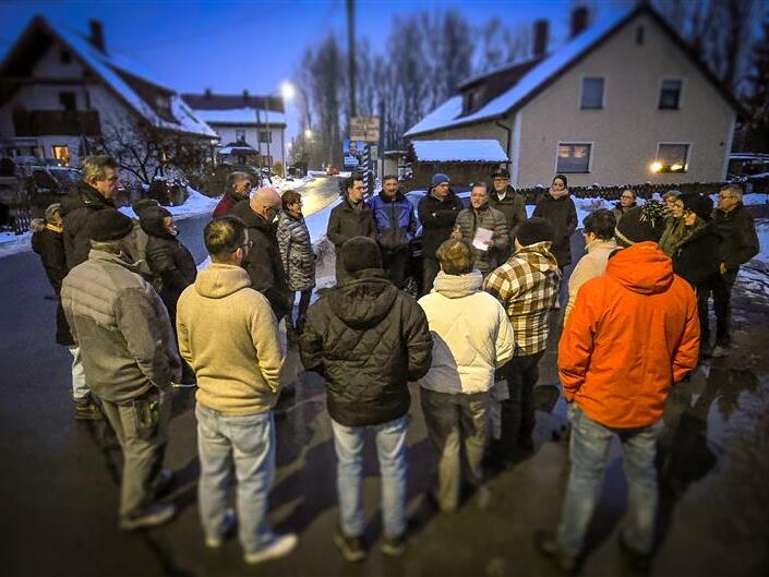 B&uuml;rgermeister Karsten Fischkal informiert Interessierte beim Ortstermin &uuml;ber den angedachten Sandabbau.