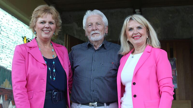 Kleinlangheims Bürgermeisterin Gerlinde Stier (links) und Landrätin Tamara Bischof (rechts) gratulierten neben vielen weiteren Gratulanten dem Kleinlangheimer Altbürgermeister Roland Lewandowski am Donnerstag im Schützenhaus zum 75. Geburtstag. Kleinlangheims Bürgermeisterin Gerlinde Stier (links) und Landrätin Tamara Bischof (rechts) gratulierten neben vielen weiteren Gratulanten dem Kleinlangheimer Altbürgermeister Roland Lewandowski am Donnerstag im Schützenhaus zum 75. Geburtstag.